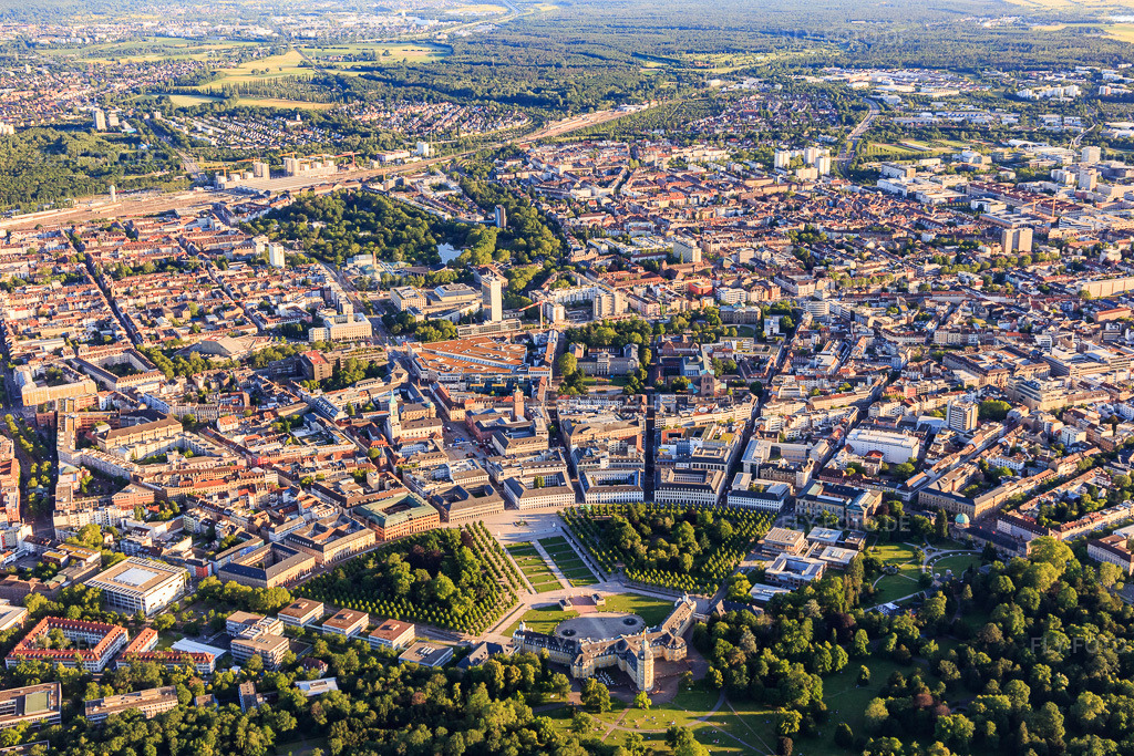 Luftbild: Innenstadt hinter dem Schlossgarten, Schloss und Schlossplatz Karlsruhe am Zirkel im Ortsteil Innenstadt-West in Karlsruhe im Bundesland Baden-Württemberg in Deutschland. Foto: IMG_115170.jpg vom 13.06.2019 durch Werner Riehm/FLY-FOTO.deLink zu youtube