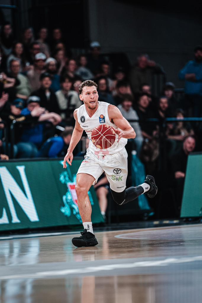 Basketball | Männer | Saison 2023/2024 | easyCredit Basketball Bundesliga | Veolia Towers Hamburg vs. Alba Berlin | 17.04.2024 | Brae Ivey (#8, Veolia Towers Hamburg) mit dem Ball
