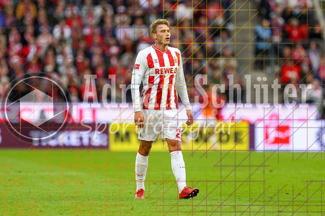 1. FC Köln vs FC Augsburg - 1. Bundesliga  | Köln, Deutschland, 18.10.25:   Sebastian Sebulonsen (1. FC Köln) schaut waehrend des Spiels der 1. Bundesliga zwischen  1. FC Köln vs FC Augsburg im RheinEnergieStadion(Foto von Brauer-Fotoagentur / Adrian Schlueter)