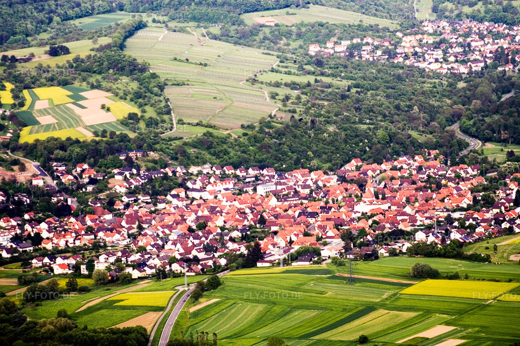 Luftbild: Ortsansicht von Westen im Ortsteil Ellmendingen in Keltern im Bundesland Baden-Württemberg in Deutschland.Foto: IMG_2019.jpg vom 14.05.2006 durch Werner Riehm/FLY-FOTO.deAuflösung des Originals: 3456 x 2304 px