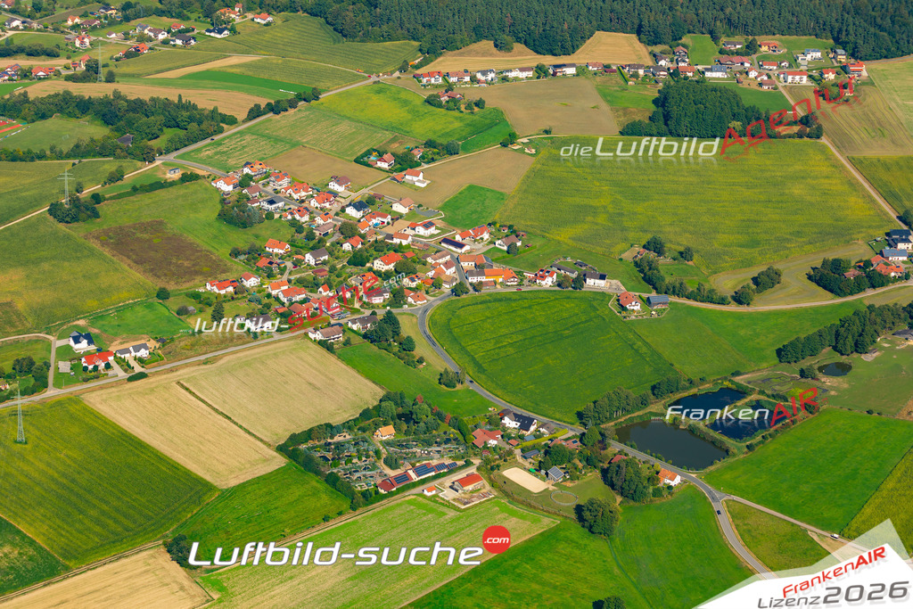 Das Luftbild zeigt : Hof Cham - Die Luftaufnahme wurde 2024 vom UL-Flugzeug aus erstellt ( keine Drohne ) - Hochauflösende Luftaufnahme - Für grossformatige Ausdrucke geeignet. Die Geschenkidee !Mit Lizenz und Bildrechte bestellbar