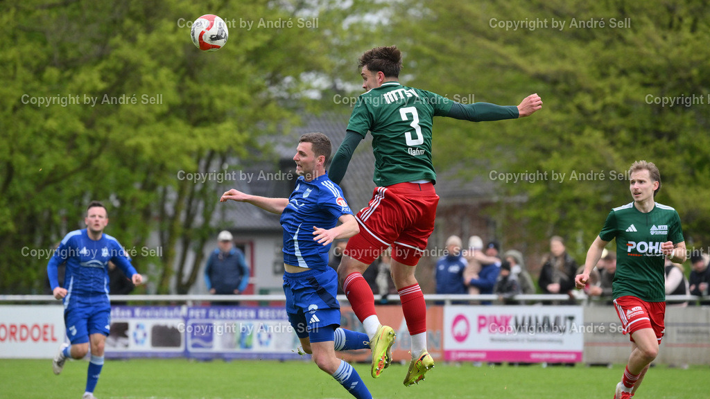 MTSV Hohenwestedt (grün) vs TuS Rotenhof (blau) | Macius Dahm (MTSV #3) vs Felix Struck (Rotenhof #8) / Fußball-Oberliga Männer 2025/2026 / MTSV Hohenwestedt (grün) vs TuS Rotenhof (blau) / Sportplatz Wilhelmhöh / Hohenwestedt / 25.04.26 - Realisiert mit Pictrs.com