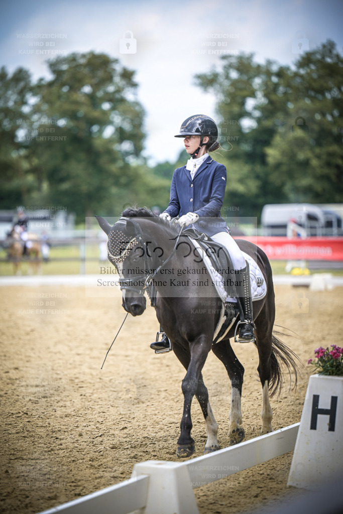DOS_8178 | Entdecke hochwertige Reitturnierfotos von Foto Oger. Professionell, emotional und authentisch – jetzt Lieblingsmomente im Shop bestellen. - Realisiert mit Pictrs.com