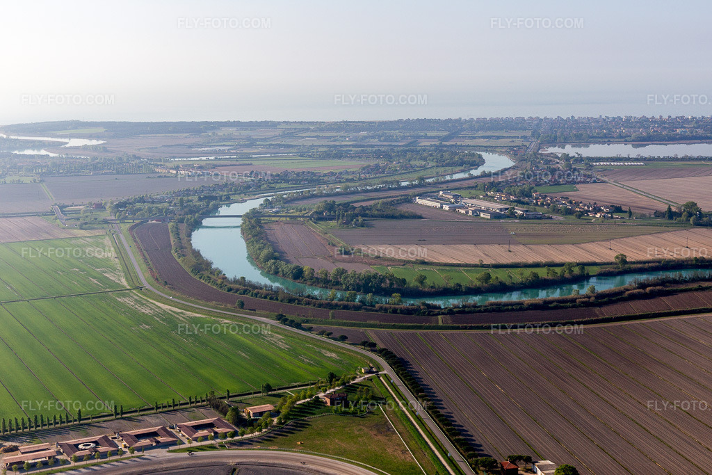 Aerial view: View of the town in Aprilia Marittima in the state Friuli Venezia Giulia, Italy. – Photo: IMG_098820.jpg taken on 04/08/2017 by Werner Riehm/FLY-FOTO.com – Resolution of the original: 5472 x 3648 px