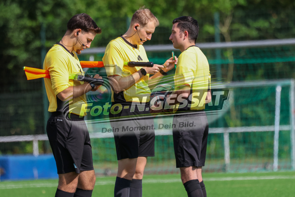 TuS Bardüttingdorf - TuRa Löhne | Auf dem Bild zu sehen: Schiedsrichter v.l.: Eve Arda Borazanci, Antonio Ljubas, Lucas Paul Möller SV Löhne-Obernbeck, SG FA Herringhausen/Eickum, Saison 26/27, Fistelmann SuperCup - Realisiert mit Pictrs.com