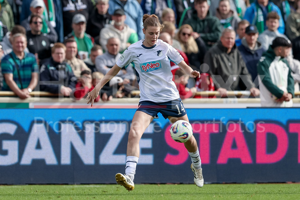 Fussball, Google Pixel Frauen-Bundesliga, SV Werder Bremen - TSG 1899 Hoffenheim | Lisa Doorn (TSG 1899 Hoffenheim, 14) am Ball, Freisteller, Einzelbild, Ganzkörper, Aktion, Action, Spielszene, DIE DFB-RICHTLINIEN UNTERSAGEN JEGLICHE NUTZUNG VON FOTOS ALS SEQUENZBILDER UND/ODER VIDEOÄHNLICHE FOTOSTRECKEN. DFB REGULATIONS PROHIBIT ANY USE OF PHOTOGRAPHS AS IMAGE SEQUENCES AND/OR QUASI-VIDEO.