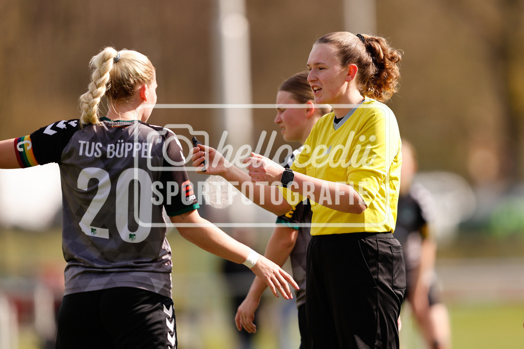 Fußball I Frauen I Saison 2025-2026 I Oberliga Niedersachsen I 16. Spieltag I BW Hollage - TuS Büppel I 15.03.2026-67 | Lena Iburg (Schiedsrichterin) begründet Alicia Kersten (20, TuS Büppel) den Grund für einen Strafstoß. - Realisiert mit Pictrs.com