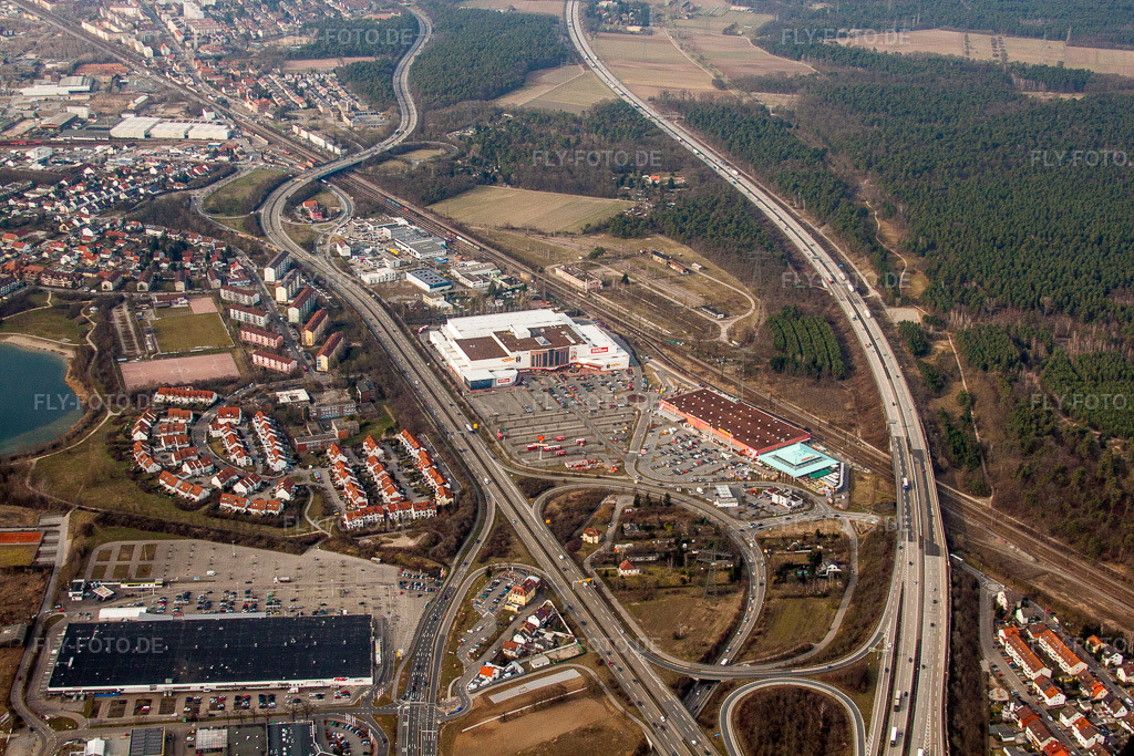 Luftbild: Gewerbegebiet und Firmenansiedlung Möbel Höffner und Hornbach Schwetzingen in Schwetzingen im Bundesland Baden-Württemberg in Deutschland. Foto: IMG_24937.jpg vom 18.03.2010 durch Werner Riehm/FLY-FOTO.de