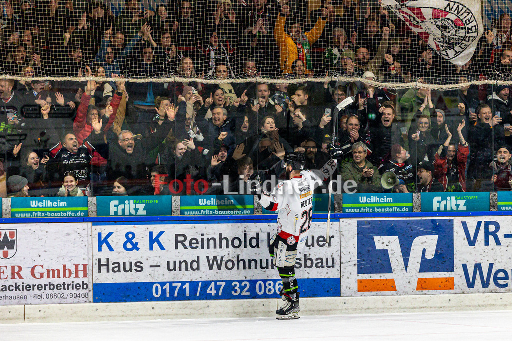 Spiel 3 Finale TSV Peißenberg Miners vs EHC Königsbrunn | Eishockey Bayernliga Playoffs 2023/2024, Spiel 3 Finale TSV Peißenberg Miners vs EHC Königsbrunn, 20240328,
Tor Mika REUTER (EHC 28). Zuschauer jubeln.,
2024-03-28 in Peißenberg (Eisstadion)
28 Mika REUTER (EHC 28)
Copyright: WolfgangxLindner foto-lindner.de