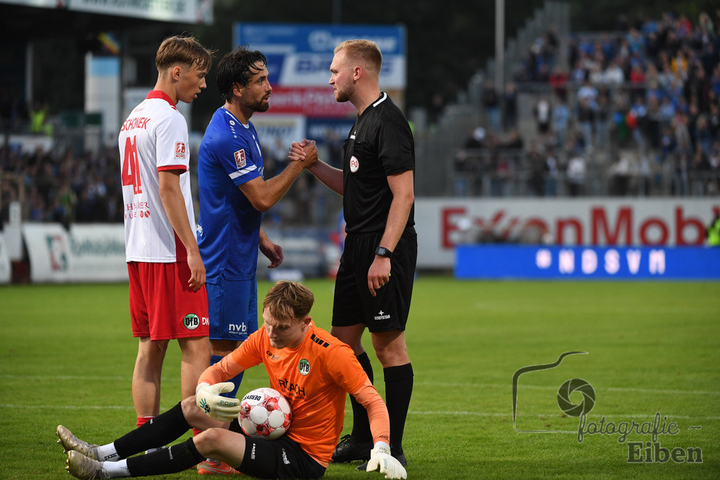 SV Meppen-VfB Lübeck | Herren Regionalliga Nord; SV Meppen (blau)-VfB Lübeck (weiß) am 01.08.2025 in Meppen (Hänsch-Arena), Photo: Philip Eiben 2025 - Realisiert mit Pictrs.com