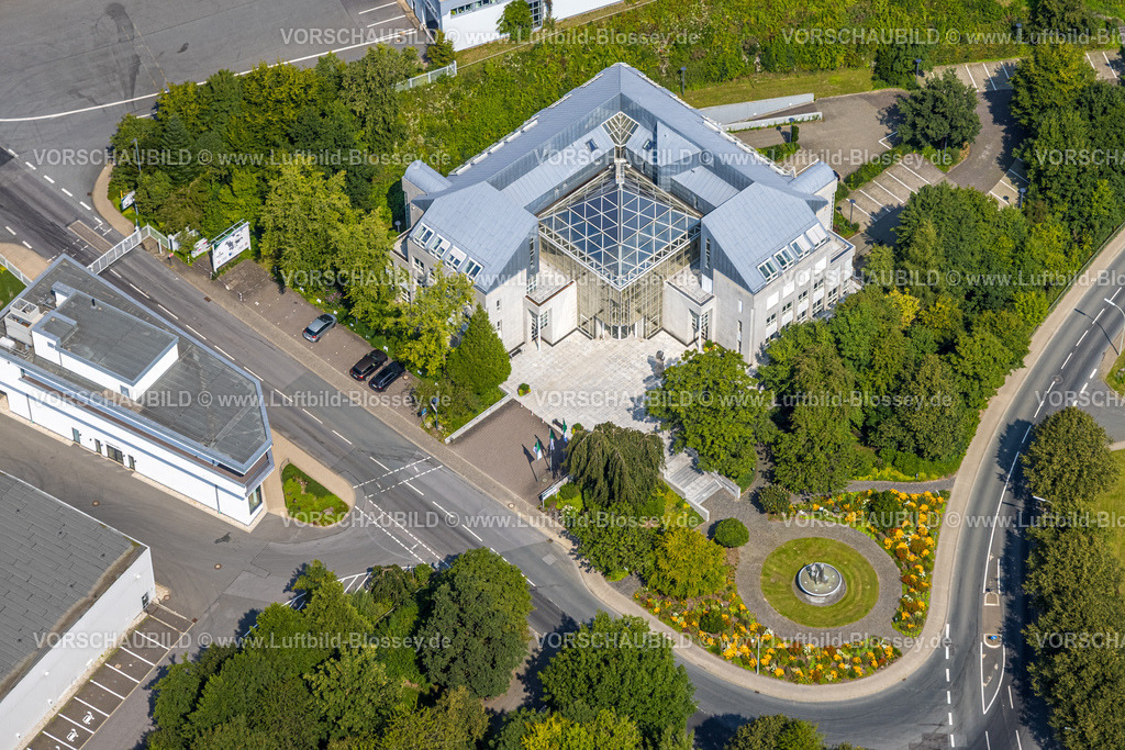 Meschede250807493 | Luftbild, Haus mit Glasdach, Blumenbeet und Brunnen der Brauerei C. & A. VELTINS GmbH, Grevenstein, Meschede, Sauerland, Nordrhein-Westfalen, Deutschland