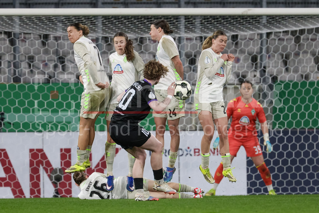 Fussball, DFB-Pokal Frauen, SGS Essen - SV Werder Bremen | v.li.: Larissa Mühlhaus (SV Werder Bremen, 7), Mara Alber (SV Werder Bremen, 37), Lara Schmidt (SV Werder Bremen, 24) und Juliane Wirtz (SV Werder Bremen, 28) in der Freistoßmauer gegen Natasha Kowalski (SGS Essen, 10), DIE DFB-RICHTLINIEN UNTERSAGEN JEGLICHE NUTZUNG VON FOTOS ALS SEQUENZBILDER UND/ODER VIDEOÄHNLICHE FOTOSTRECKEN. DFB REGULATIONS PROHIBIT ANY USE OF PHOTOGRAPHS AS IMAGE SEQUENCES AND/OR QUASI-VIDEO.