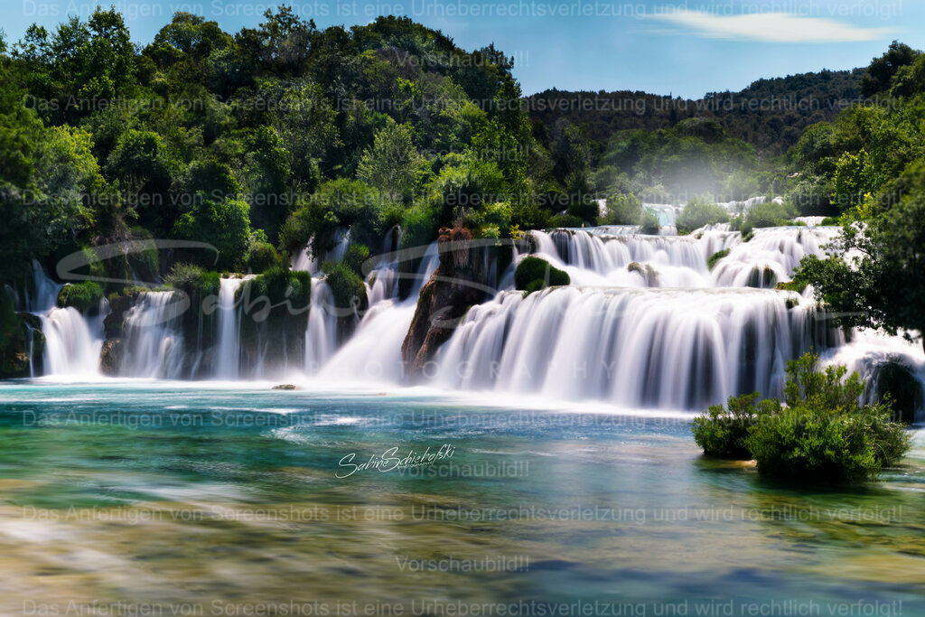 Wandbild  "Wasserfall" in Kroatien | People- und Tierfotografie, Imageaufnahmen, Veranstaltungsfotografie und Wandbilder aus der Natur ★ Made in Germany ✔️ Druck + Downloads ✔️ Naturfotografie in Top Qualität ★ schneller Versand, weltweite Lieferung! - Realisiert mit Pictrs.com