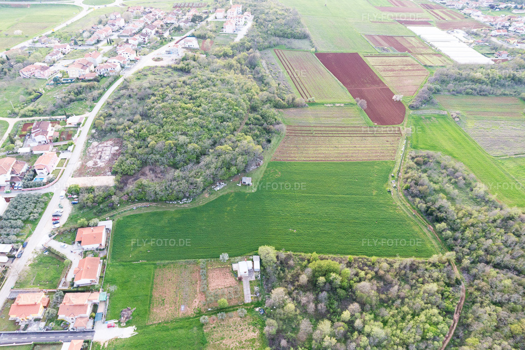 Luftbild: Ortsansicht in Vrvari im Bundesland Gespanschaft Istrien in Kroatien. Foto: IMG_106383.jpg vom 14.04.2018 durch Werner Riehm/FLY-FOTO.de