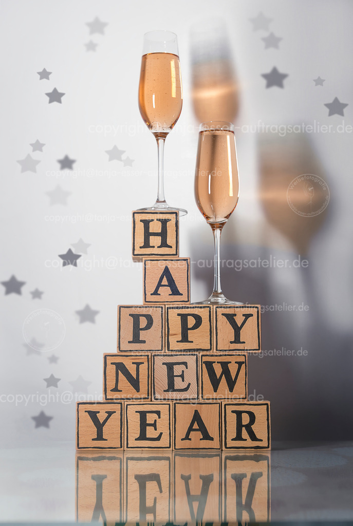 Gläser mit Rose Champagner auf Buchstabenwürfeln Text: Happy New Year | Gläser mit Rose Champagner auf Buchstabenwürfeln Text: Happy New Year