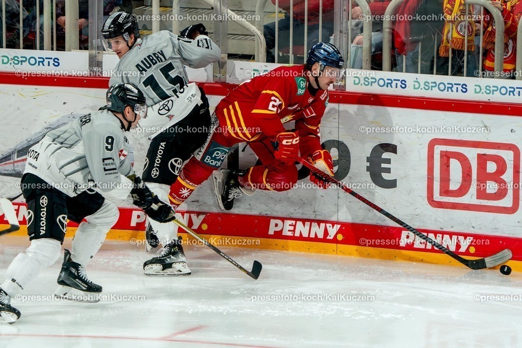KKU24012501002 | 24.01.2025, xkkux, Eishockey, Penny DEL, Düsseldorfer EG - Kölner Haie, PSD-BANK Dome: Louis-Marc Aubry (Kölner Haie #15) im Zweikampf gegen Brendan O Donnell (DEG #21)