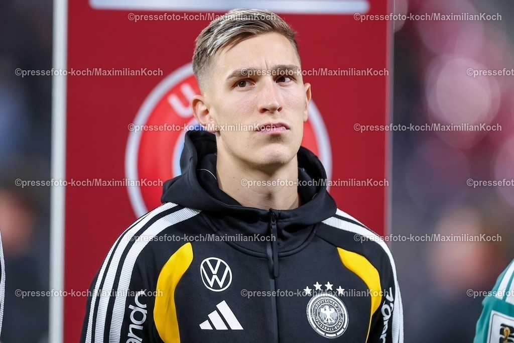 DFB17112501123 | 17.11.2025, Fußball, Länderspiel, WM-Qualifikation Europa, Deutschland - Slowakei, Red Bull Arena (Leipzig), 10. Spieltag, Saison 2025 2026: Nico Schlotterbeck (GER #15)  vor dem Spiel bei der NationalhymneRegulations prohibit any use of photographs as image sequences and or quasi-video. vor dem Spiel bei der Nationalhymne
