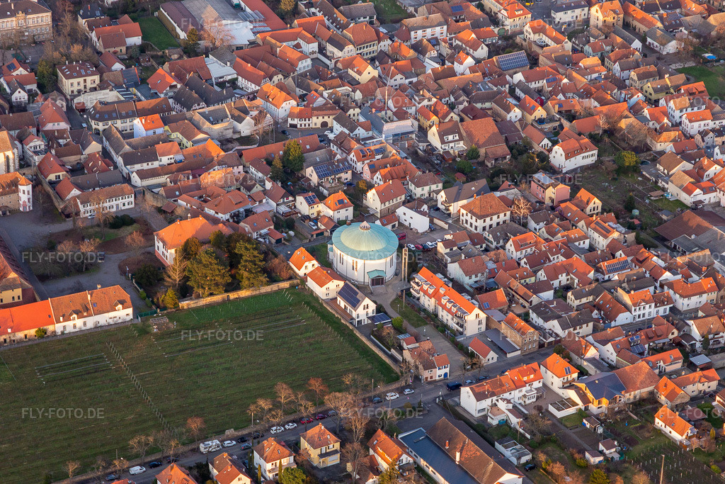 Luftbild: St. Johannes Mußbach im Ortsteil Mußbach in Neustadt im Bundesland Rheinland-Pfalz in Deutschland. Foto: IMG_130611.jpg vom 12.02.2022 durch Werner Riehm/FLY-FOTO.de