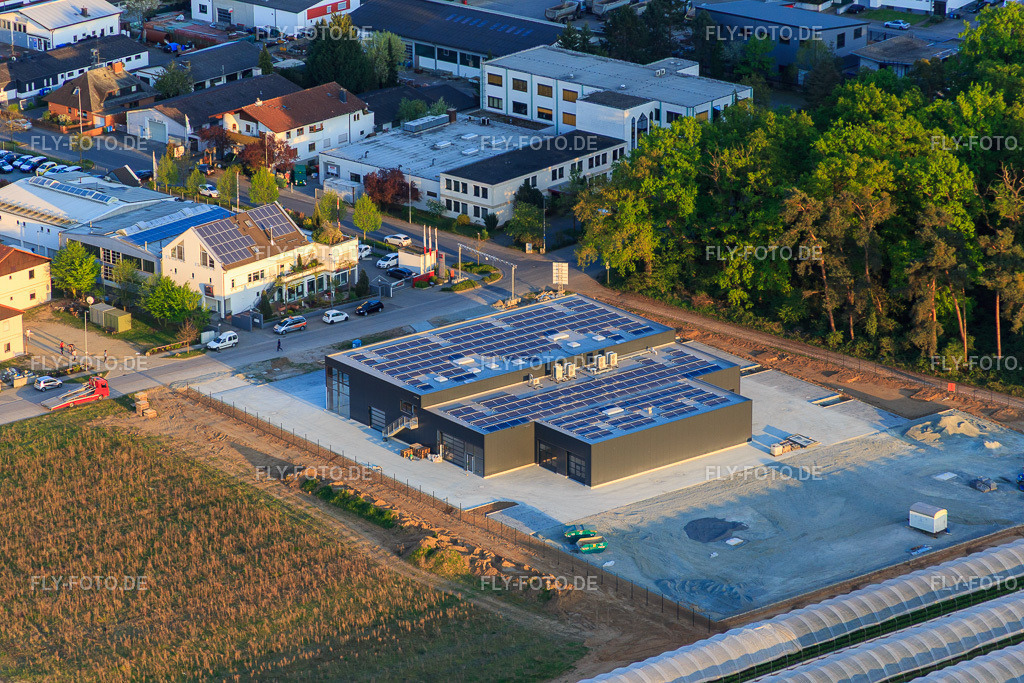 Autohaus Alsbach Bayram GmbH - Alsbach-Hähnlein http://bayram.seat.de/ | Luftbild: Autohaus Alsbach Bayram GmbH - Alsbach-Hähnlein http://bayram.seat.de/ im Ortsteil Sandwiese in Alsbach-Hähnlein im Bundesland Hessen in Deutschland. Foto: IMG_077784.jpg vom 23.04.2015 durch Werner Riehm/FLY-FOTO.de - Realisiert mit Pictrs.com