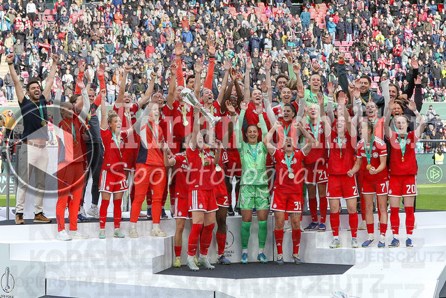 14.05.2026, GER, Fussball, Frauen, DFB-Pokal, Finale, Saison 2025/2026, VfL Wolfsburg - FC Bayern München | Glodis Viggosdottir (Bayern) hebt den Pokal nach dem Sieg