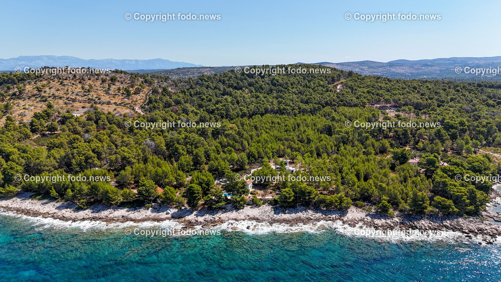 Kroatien_ Brac_ Insel in Dalmatien_ Milna_ 15.07.2025-3 | 15.07.2025, Kroatien, HRV, Brac, Insel in Dalmatien, Milna im Bild Themenbild, Strand, Felsen, Meer, Wasser, Adria, blau, Lagune, Badeplatz, Kueste, typischer Kuestenabschnitt in Kroatien, Kiefernwald, Luftaufnahme, Feature, Symbolbild