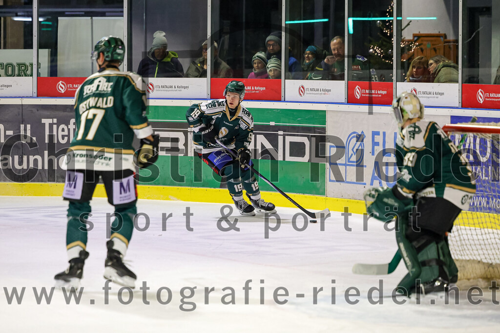 2025-12-05_103_TSV_Erding_gegen_Stuttgart_Rebels | Erding, Deutschland, 05.12.2025:Eishockey, Oberliga Süd 2025 / 2026, 23. Spieltag, TSV Erding gegen Stuttgart Rebels, Endergebnis: 5:6Elia Ostwald (Erding Gladiators, #17), Dennis Henter (Erding Gladiators, #19), Torwart Leon Meder (Erding Gladiators, #39)Foto: Christian Riedel / fotografie-riedel.net
