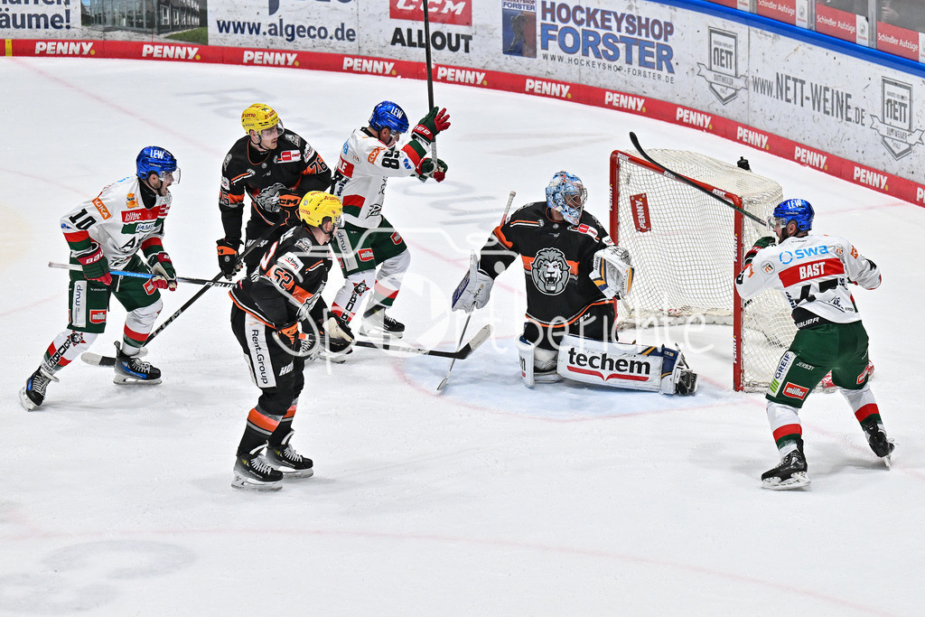 Löwen Frankfurt -Augsburger Panther | Der Puck schlaegt hinter Thomas GREISS (Loewen Frankfurt 1) zum 4-4 ausgleich ein / Tor / Treffer / DEL: Loewen Frankfurt - Augsburger Panther, Eissporthalle Frankfurt am 14.02.2025