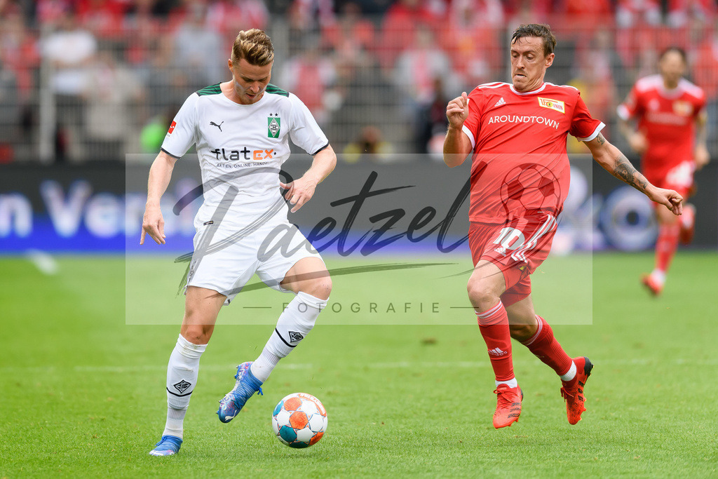 FCUBMG20210829_176 | Fussball, Herren: Nico Elvedi (Borussia Moenchengladbach) und Max Kruse (1.FC Union Berlin) im Zweikampf beim Spiel der 1. Bundesliga zwischen 1. FC Union Berlin und Borussia Moenchengladbach im Stadion An der Alten Foersterei am 29.08.2021 in Berlin, Deutschland. - Realisiert mit Pictrs.com
