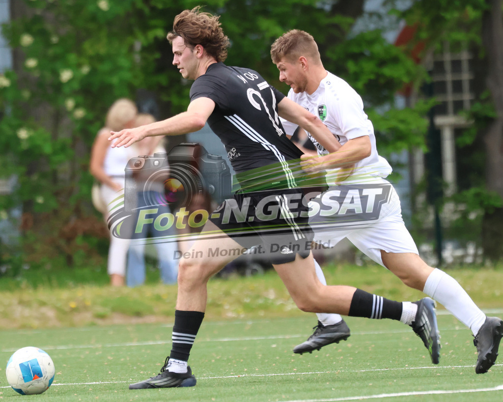 SC Bünde - SV Oetinghausen | Auf dem Bild zu sehen: weiß SC Bünde: Dennis Grzesik ; schwarz SV Oetinghausen: Lenn DiekwischSC Bünde, SV Oetinghausen, Saison 25/26, Bezirksliga, Hunnebrock, Deutschland - Realisiert mit Pictrs.com