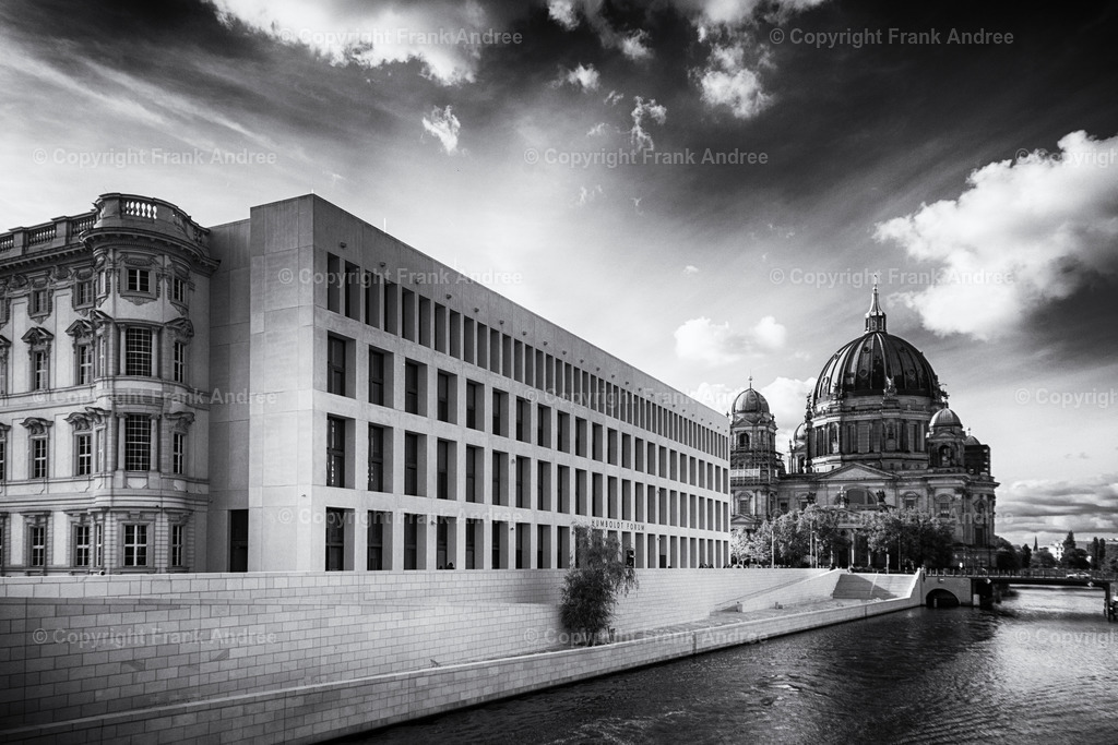 Humboldt Forum und Berliner Dom | Am Ufer der Spree ist das neue Humboldt Forum gegenüber dem Berliner Dom fertiggestellt. Schwarz weiß Fotografie der beiden imposanten Bauwerke aus unterschiedlichen Epochen. - Realisiert mit Pictrs.com