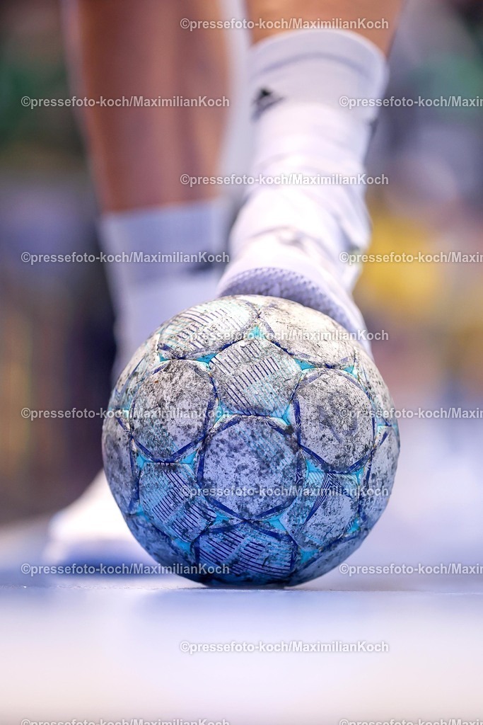 BHC05112501007 | 05.11.2025, Handball, Achtelfinale DHB-Pokal, Bergischer HC - TSV Hannover-Burgdorf, Unihalle Wuppertal: Spielball liegt auf dem Boden neben einem Fuß in Nahaufnahme