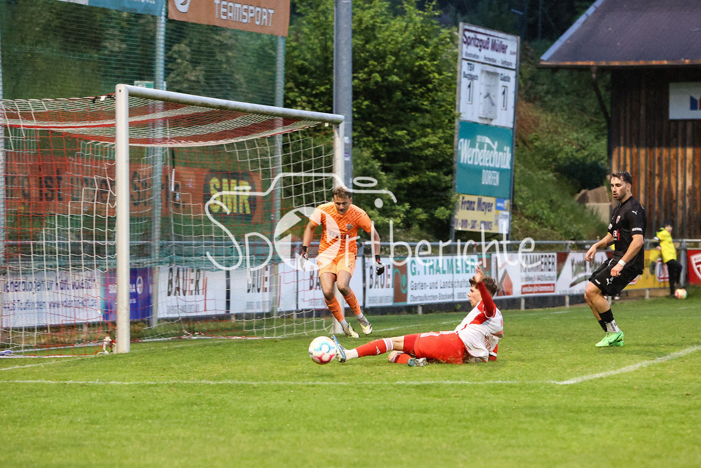 TSV Buchbach - FC Bayern Amateure | Maximilian WAGNER (FCB #7) verpasst in dieser Szene den Ball nur ganz Knapp / Torchance / Grosschance