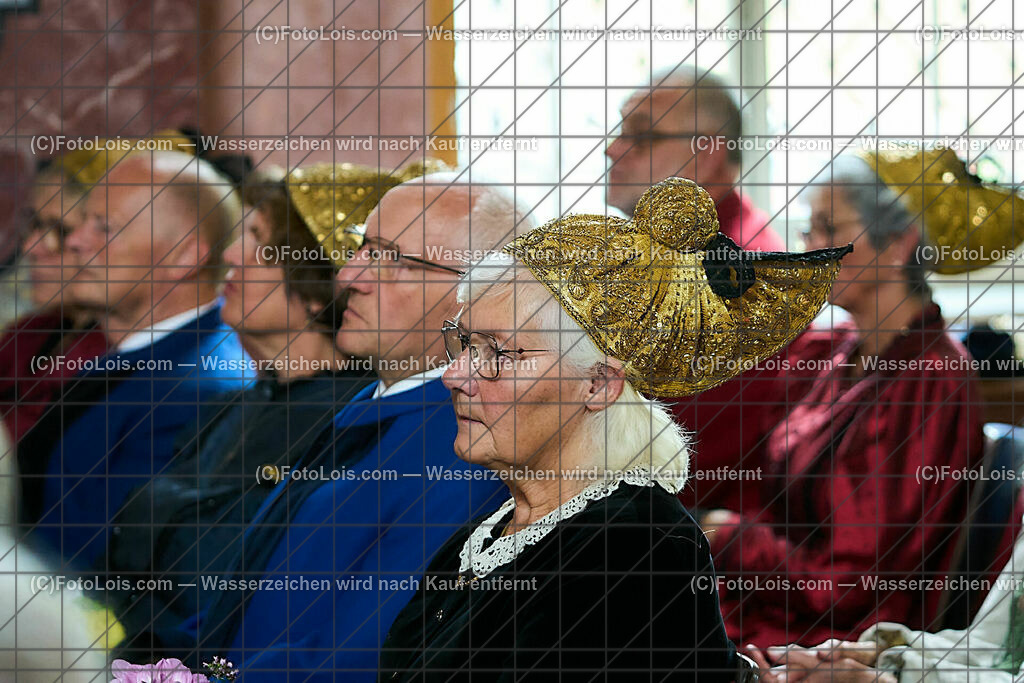 ALP0253_XXXIX_Chopin-Festival_Goldhaubengruppe | (C)FotoLois.com, Alois Spandl, XXXIX. internationales CHOPIN-Festival in der Kartause Gaming, Eröffnung des Festivals mit Einmarsch der Goldhaubengruppe Lackenhof mit der Musikkapelle Gaming sowie den Ehrengästen und Eröffnungsansprachen in der Barockbibliothek, Fr 4. August 2023.