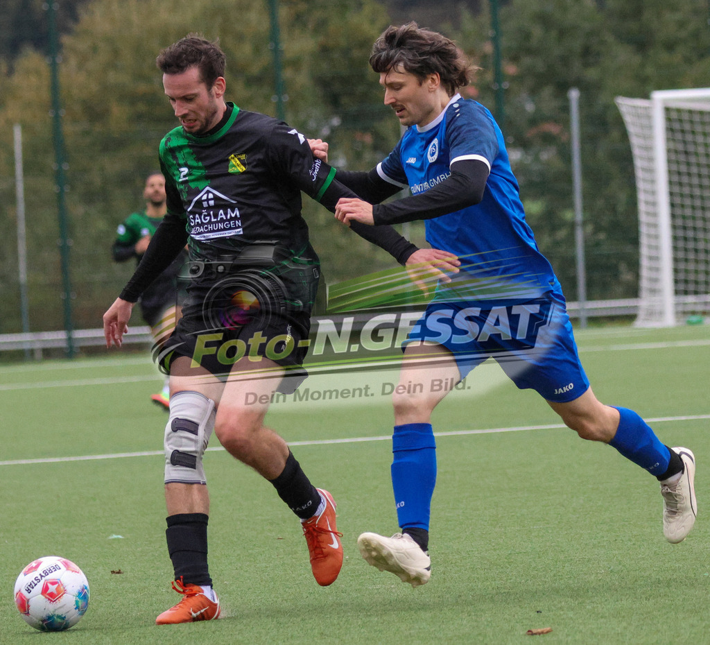 SC Enger - TuS Hücker-Aschen | Auf dem Bild zu sehen: schwarz SC Enger: Sebastian Schnittger ; blau TuS Hücker-Aschen: Johannes KannengießerSC Enger, TuS Hücker-Aschen, Saison 26/27, Kreisliga A, Enger, Deutschland - Realisiert mit Pictrs.com