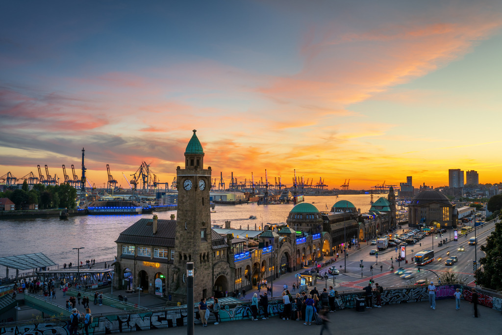 10251002 - Abendrot an den Landungsbrücken | Wunderschöner Blick auf die Landungsbrücken und den Hamburger Hafen.Wählen Sie Ihr Wunschformat und die Ausführung ganz einfach über "Bestellen".