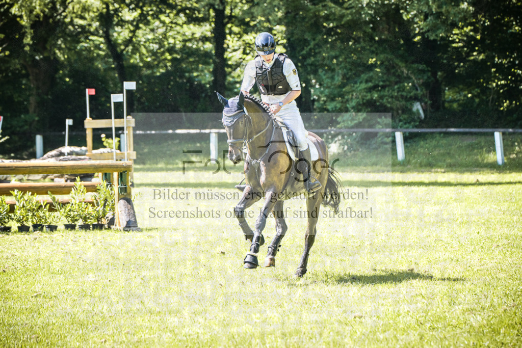 DOS_4948 | Entdecke hochwertige Reitturnierfotos von Foto Oger. Professionell, emotional und authentisch – jetzt Lieblingsmomente im Shop bestellen.Deutschlandweite Turnierfotografie. - Realisiert mit Pictrs.com