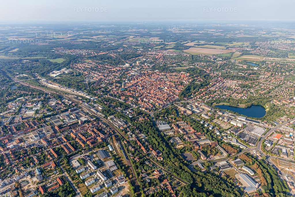 Luftbild: Stadtansicht am Ufer des Flußverlaufes der Illmenau in Lüneburg im Bundesland Niedersachsen in Deutschland. Foto: IMG_110410.jpg vom 18.08.2018 durch Werner Riehm/FLY-FOTO.de