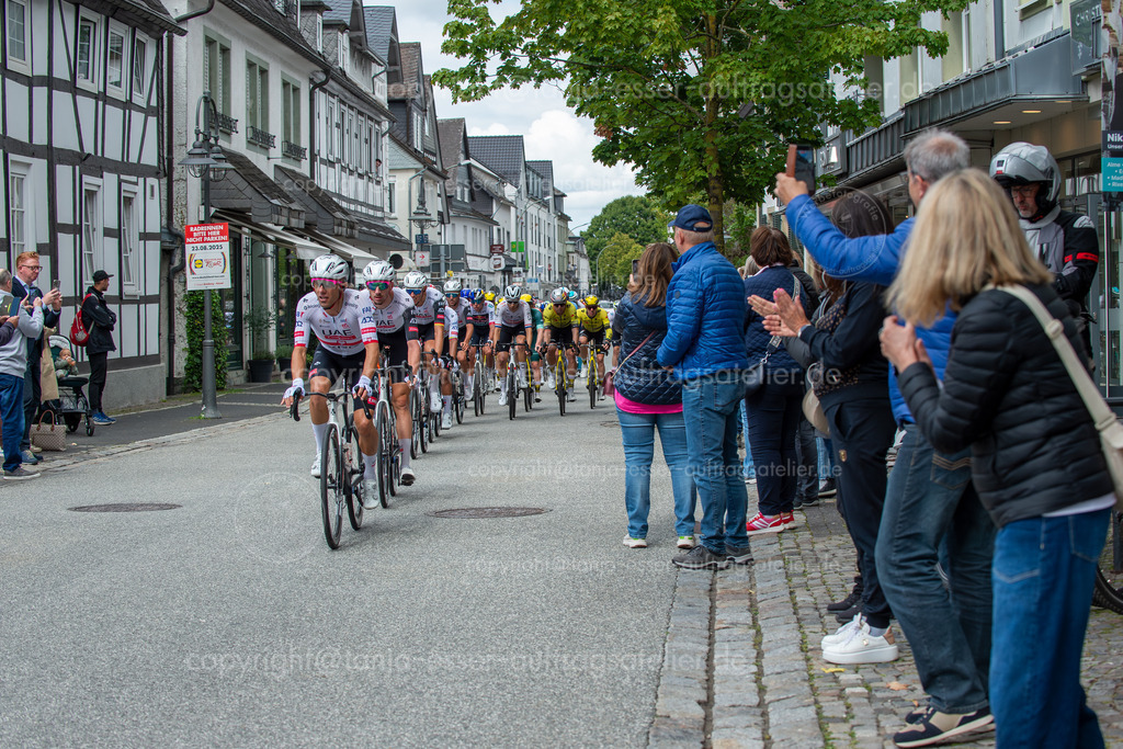Lidl Deutschlandtour UAE Team Team Visma | Brilon, Nordrhein-Westfalen, Deutschland – 23. August 2025: Die Lidl Deutschlandtour, 3. Etappe Arnsberg - Kassel. Ein professionelles Radrennen führt durch die Innenstadt. Vorne das UAE Team Emirates - XRG, dahinter Team Visma lease a bike.