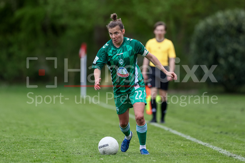 Fussball, Testspiel Frauen, ATS Buntentor - SV Werder Bremen | v.li.: Rieke Dieckmann (SV Werder Bremen, 22) am Ball, Einzelbild, Ganzkörper, Aktion, Action, Spielszene