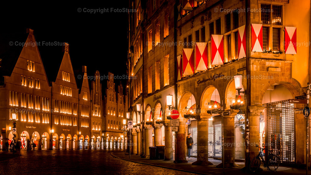 Historische Gebäude in Münster bei Nacht | Blick auf die historischen Fassaden der Altstadt von Münster bei Nacht. - Realisiert mit Pictrs.com