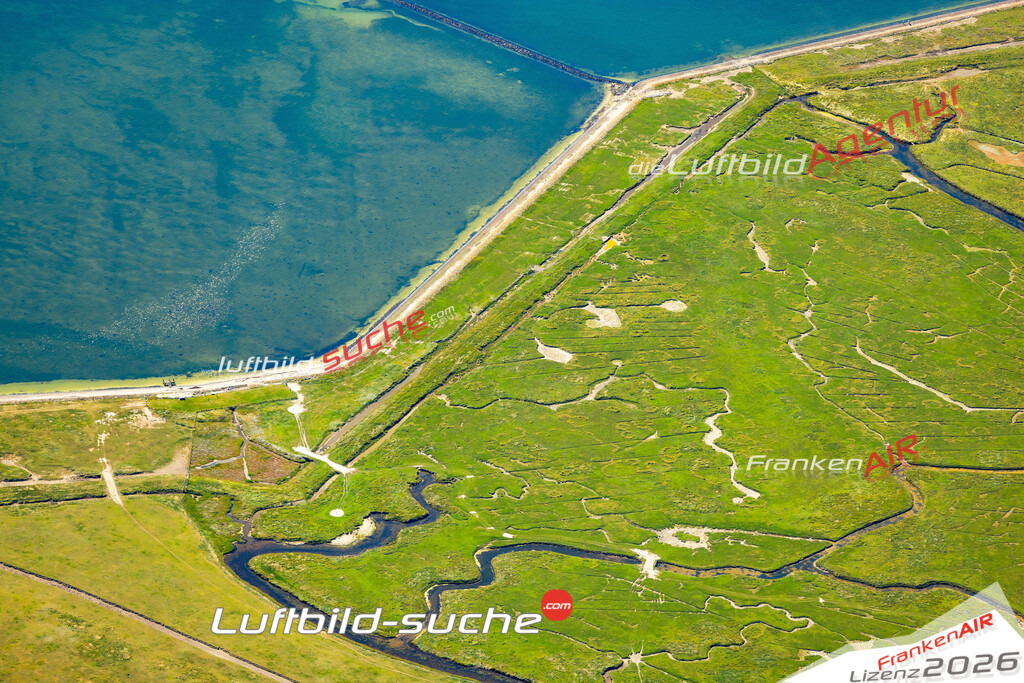 Das Luftbild der Stadt Langeneß wurde 2022 vom Flugzeug heraus erstellt (keine Drohnen-Aufnahmen) Aufnahmehöhe ca.450 Meter- hohe Bildauflösung und Druck-Qualität. Garantiert!