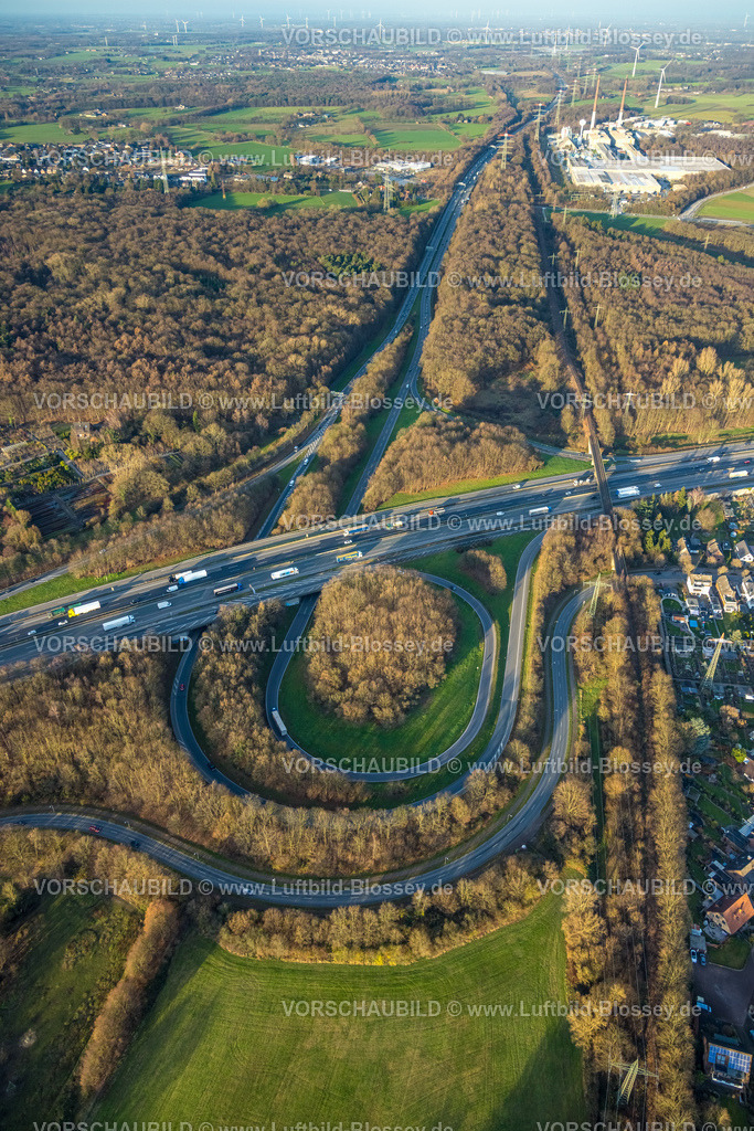 Bottrop251204269 | Luftbild, Autobahndreieck Bottrop mit Autobahn A31 und Autobahn A2 am Stadtwald, hinten Werk Pilkington Deutschland AG, Stadtwald, Bottrop, Ruhrgebiet, Nordrhein-Westfalen, Deutschland