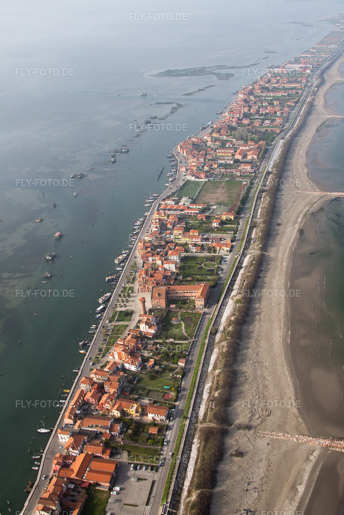 Luftbild: Siedlungsgebiet im Ortsteil Pellestrina in Venedig in Pellestrina im Bundesland Venetien in Italien. – Foto: IMG_087447.jpg vom 06.04.2016 durch Werner Riehm/FLY-FOTO.de – Auflösung des Originals: 3085 x 4627 px