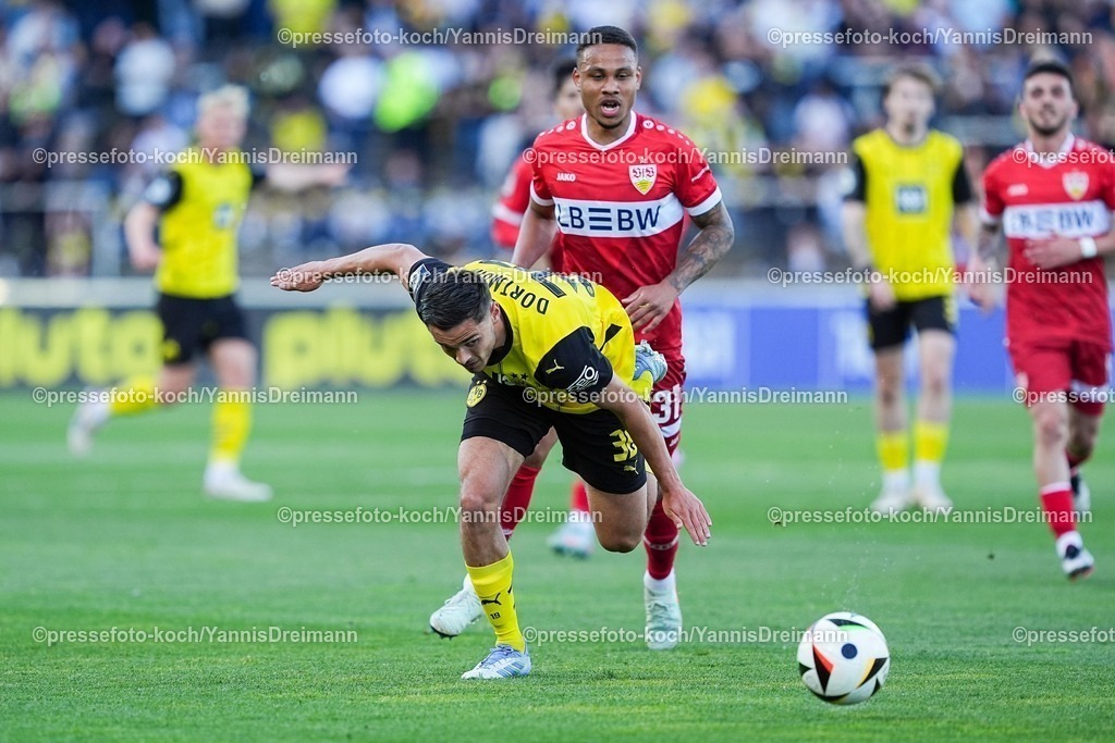 xYDR09052501029 | 09.05.2025, xydrx, Fußball, Borussia Dortmund II - VFB Stuttgart II, 3.Liga, Stadion Rote Erde, Saison 2024 2025: Kjell Waetjen (Borussia Dortmund II #38) im Zweikampf gegen Nikolas Terkelsen Nartey (VFB Stuttgart II #31) DFB regulations prohibit any use of photographs as image sequences and or quasi-video.