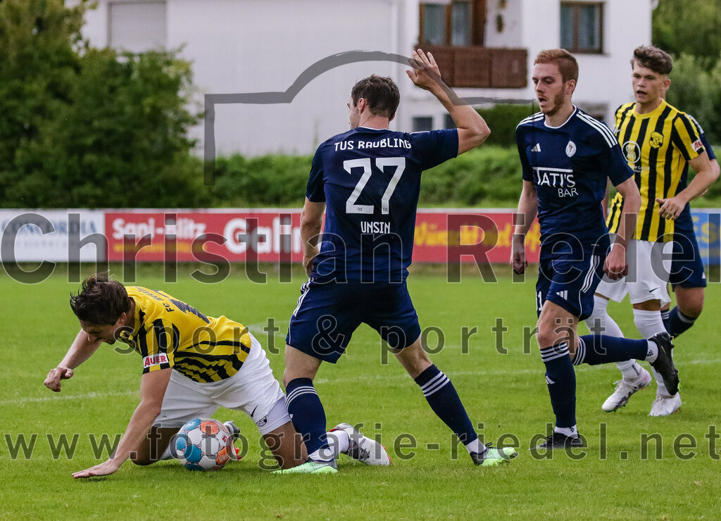 2023-07-29_062_FC_Moosinning_gegen_TuS_Raubling | Moosinning, Deutschland, 29.07.2023:
Fußball, Bezirksliga Oberbayern Ost 2023 / 2024, 1. Spieltag, FC Moosinning gegen TuS Raubling, Endergebnis: 0:7

Christian Reiser (FC Moosinning, #17), Bastian Unsin (TuS Raubling, #27), Dominic Reisner (TuS Raubling, #31)

Foto: Christian Riedel / fotografie-riedel.net