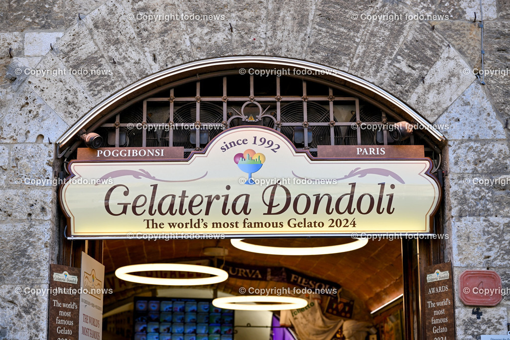 Italien_ Toskana_ San Gimignano_ 31.05.2024-75 | 31.05.2024, Italien, ITA, Toskana, San Gimignano im Bild Stadtansichten Gebäude, Architektur, Touristen, Historisch, Souvenir, Ansichten der berühmten Stadt San Gimignano in der Toskana-Italien - View of the famous town San Gimignano in Tuscany-ItalySan Gimignano ist eine italienische Kleinstadt in der Toskana mit einem mittelalterlichen Stadtkern. San Gimignano wird auch die Stadt der Türme genannt. Die Stadt liegt in der Provinz Siena. Sie gehört neben Florenz, Siena und Pisa zu den von Touristen meist besuchten Zielen in der Toskana.