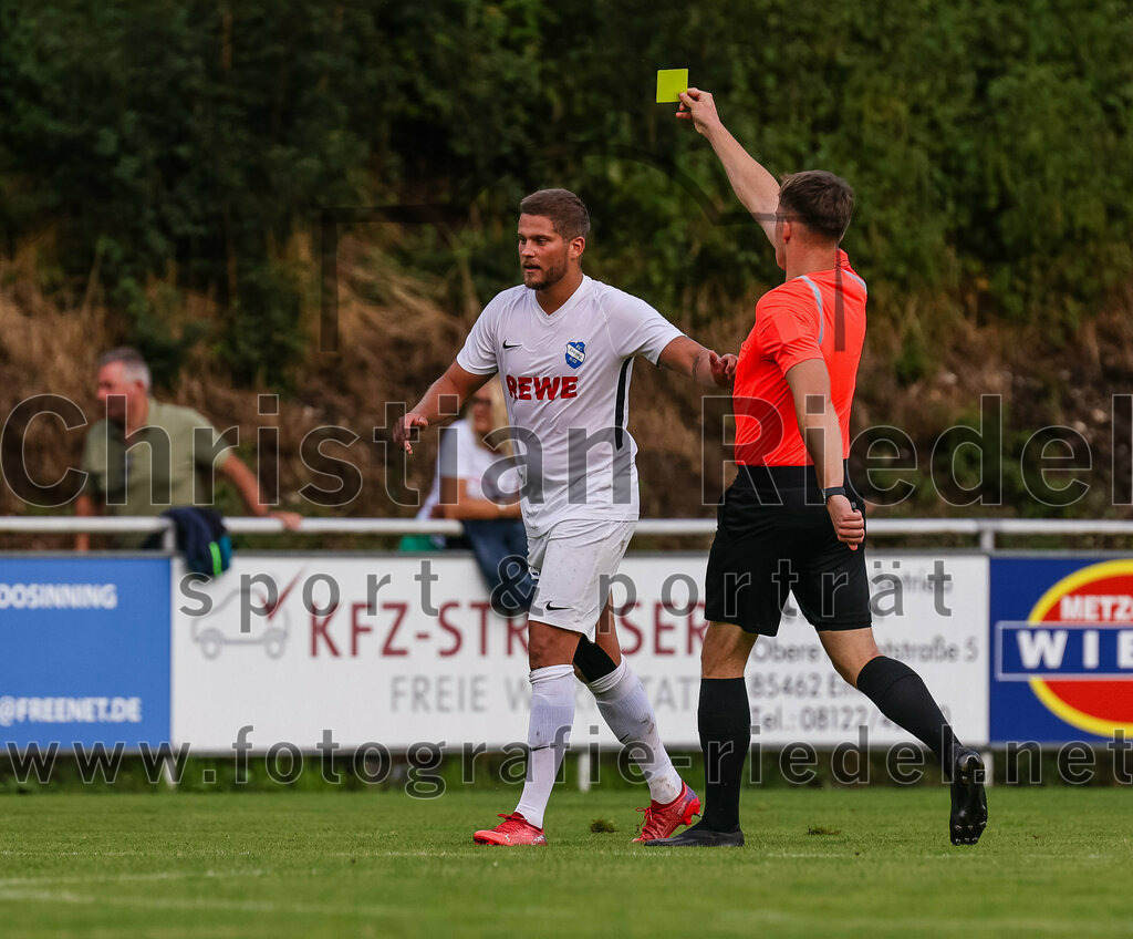 2023-07-28_094_FC_Eitting_gegen_FC_Moosburg | Eitting, Deutschland, 28.07.2023:
Fußball, Kreisliga 2023 / 2024, 1. Spieltag, FC Eitting gegen FC Moosburg, Endergebnis: 1:1

Christoph Härtl (FC Eitting, #23), Schiedsrichter Julian Schaub

Foto: Christian Riedel / fotografie-riedel.net