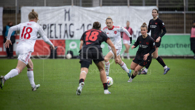 Frauen Fußball-Bundesliga; Bayer 04 Leverkusen - 1. FC Nürnberg, 31.01.2026 | Franziska Mai (1. FC Nürnberg, 18), Julia Mickenhagen (Bayer 04 Leverkusen, 18), Luisa Guttenberger (1. FC Nürnberg, 4), Kristin Kögel (Bayer 04 Leverkusen, 11), Katharina Piljic (Bayer 04 Leverkusen, 6); Bayer 04 Leverkusen - 1. FC Nürnberg an Spieltag 16 der Google Pixel Frauen-Bundesliga am 31.01.2026 im Ulrich-Haberland-Stadion in Leverkusen (Nordrhein-Westfalen). DFL REGULATIONS PROHIBIT ANY USE OF PHOTOGRAPHS AS IMAGE SEQUENCES AND/OR QUASI-VIDEO.