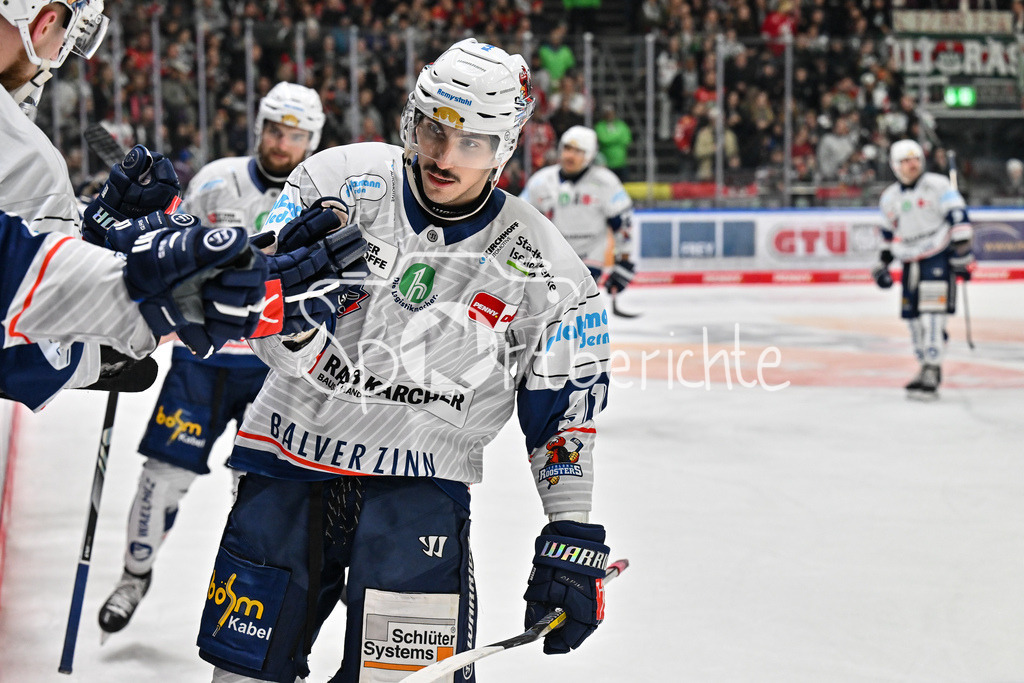 Augsburger Panther - Iserlohn Roosters | Jubel der Gaeste nach dem Treffer zum 1-4 durch Michael DAL COLLE (Iserlohn Roosters 91) / Tor / Torschuetze / Freude / Happy / DEL: Augsburger Panther - Iserlohn Roosters, Curt Frenzel Stadion am 17.11.2024