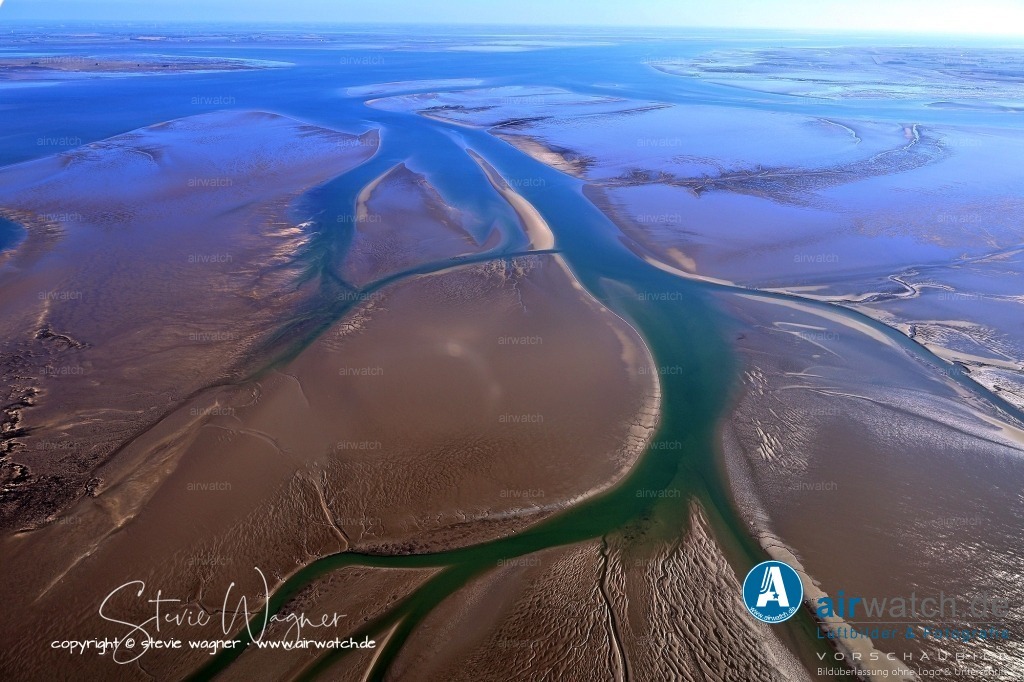 Fahrrinne und Priele - Hamburger Hallig - Pellworm - Hallig Gröde | Fahrrinne und Priele zwischen Hamburger Hallig und Hallig Gröde im Hintergrund Pellworm - Die Hamburger Hallig, die ihren Namen den Hamburger Kaufleuten Arnold und Rudolf Amsinck verdankt, entstand durch Deichbau und Landgewinnung auf dem ehemaligen Alt-Nordstrand und wurde nach der Sturmflut von 1634 zur Hallig.